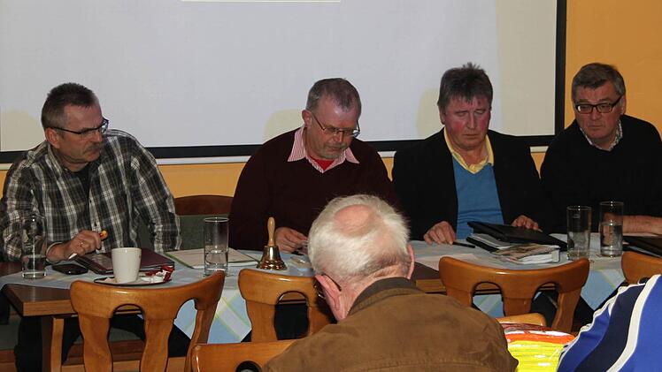 Kaum Probleme mit der Saison in der Kreisliga hatten bislang (von links) Spielgruppenleiter Egon Grünbeck, Kreisspielleiter Helmut Dinkel, Siegfried Baier (Vorsitzender des Kreissportgerichts) und Kreisschiedsrichterobmann Wolfgang Klerner. Foto: Hartmut Neubauer