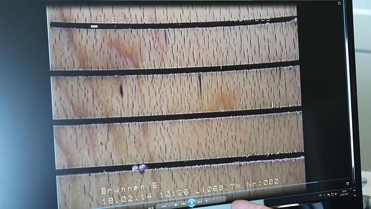 Nach der mechanischen Reinigung - hier in 69,7 Metern - zeigt sich das Holz im Filterrohr wieder fast wie neu.  Fotos: Andreas Dorsch