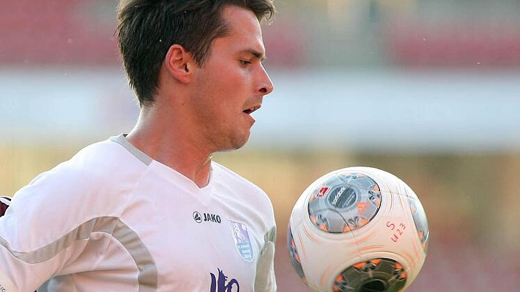 Nicolas Görtler brachte den FC Eintracht Bamberg im Toto-Pokal gegen den 1. FC Oberhaid mit seinem frühen Abstaubertor zum 1:0 in der 11. Spielminute auf die Siegerstraße. Foto: sportpress
