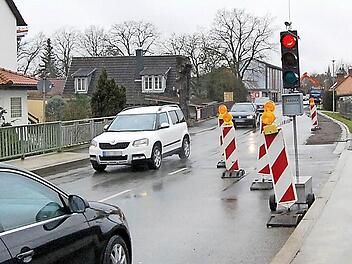 Die Arbeiten an der neuen Wasserleitung nach Zettlitz und Horb laufen auf vollen Touren. Die Staatsstraße ist derzeit halbseitig gesperrt. Foto: Andreas Welz