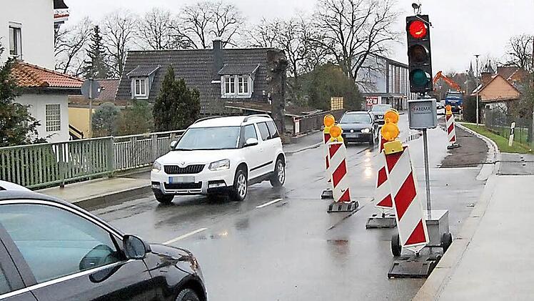 Die Arbeiten an der neuen Wasserleitung nach Zettlitz und Horb laufen auf vollen Touren. Die Staatsstraße ist derzeit halbseitig gesperrt. Foto: Andreas Welz