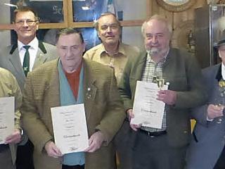 Treue Mitglieder hat der Schützenverein Neufang geehrt. Unser Bild zeigt (von links) Dieter Schicker (50 Jahre), Schützenmeisterin Eva Lauterbach, Helmut Hain (60), Zweiten Vorsitzenden Adolf Lauterbach, Rudi Albert (50), Klaus-Peter Wulf (25), Hans-Dieter Löffler (25), Vorsitzenden Werner Reinfeld, Cornelia Hahn-Rauh (10) und Kassier Herbert Opel.  Foto: Klaus-Peter Wulf