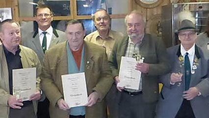 Treue Mitglieder hat der Schützenverein Neufang geehrt. Unser Bild zeigt (von links) Dieter Schicker (50 Jahre), Schützenmeisterin Eva Lauterbach, Helmut Hain (60), Zweiten Vorsitzenden Adolf Lauterbach, Rudi Albert (50), Klaus-Peter Wulf (25), Hans-Dieter Löffler (25), Vorsitzenden Werner Reinfeld, Cornelia Hahn-Rauh (10) und Kassier Herbert Opel.  Foto: Klaus-Peter Wulf