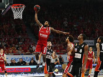 Ex-Captain der Brose Bamberg Brad Wanamaker im Sprung Foto: Daniel L&ouml;b