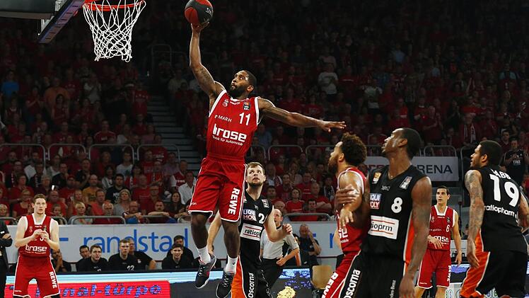 Ex-Captain der Brose Bamberg Brad Wanamaker im Sprung Foto: Daniel L&ouml;b