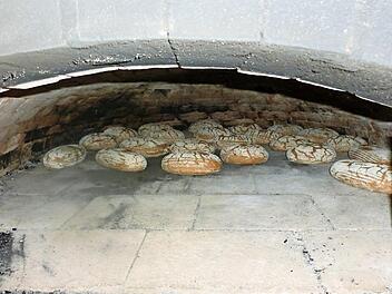 Vor der Wanderung wird der Ofen angeheizt. Wenn die Gruppe zurückkommt, wird das Brot eingeschossen.