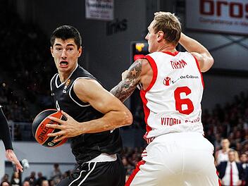 Luka Mitrovic (mit Ball, hier gegen Vitorias Janis Timma) erinnert mit seinem facettenreichen Spiel unter dem Korb ein wenig an Bambergs Ex-Star Peja Suput.Foto: Daniel Löb