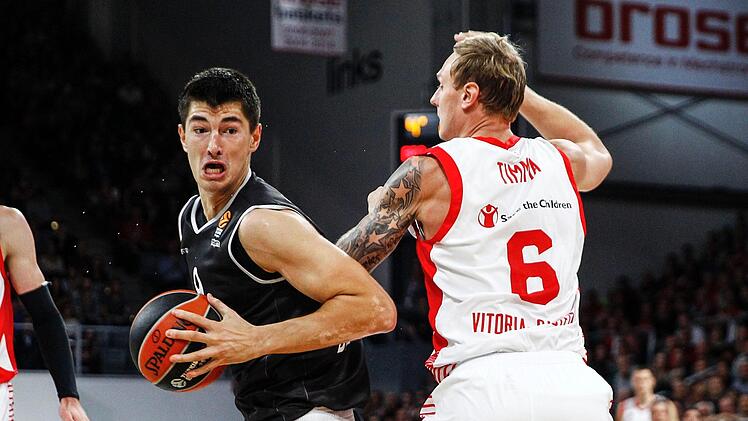 Luka Mitrovic (mit Ball, hier gegen Vitorias Janis Timma) erinnert mit seinem facettenreichen Spiel unter dem Korb ein wenig an Bambergs Ex-Star Peja Suput.Foto: Daniel Löb