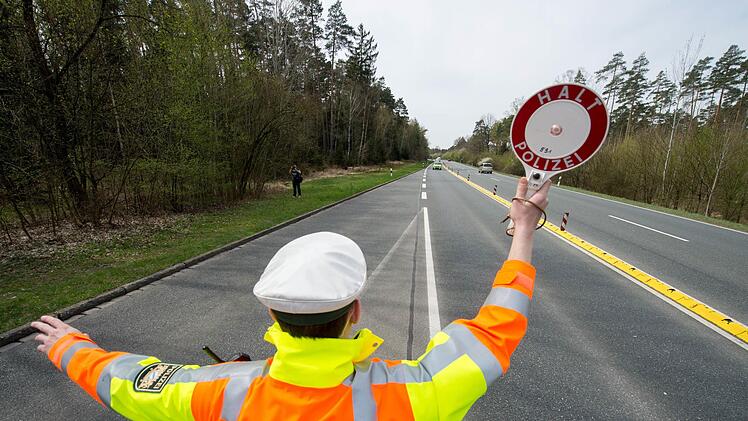 Die Polizei in Unterfranken hat einen betrunkenen Lkw-Fahrer aus dem Verkehr gezogen. Symbolfoto: Armin Weigel/dpa