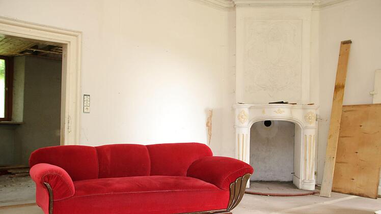 Das rote Sofa soll später einmal im Café stehen.Foto: Katrin Geyer