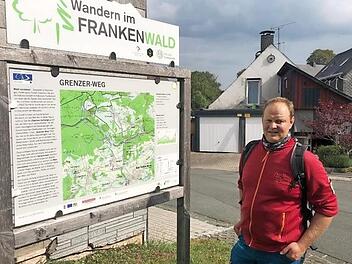 Maik Rechenbach am Ausgangs- und Endpunkt des Grenzerweges in Carlsgr&uuml;n Fotos: Kevin Wunder
