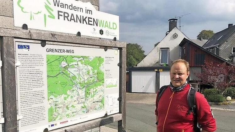 Maik Rechenbach am Ausgangs- und Endpunkt des Grenzerweges in Carlsgr&uuml;n Fotos: Kevin Wunder