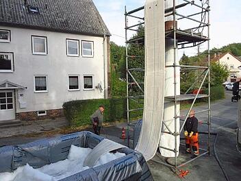 Und rein damit: Mit dem "Inliner"-Verfahren haben die Rödentaler Stadtwerke einen großen Teil der schadhaften Abwasserkanäle im Stadtteil Mittelberg erneuert. Foto: ISAS/Stadtwerke Rödental