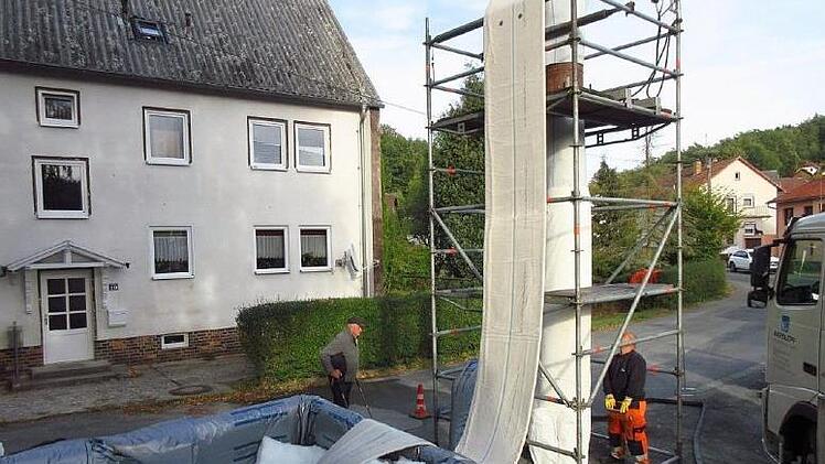Und rein damit: Mit dem "Inliner"-Verfahren haben die Rödentaler Stadtwerke einen großen Teil der schadhaften Abwasserkanäle im Stadtteil Mittelberg erneuert. Foto: ISAS/Stadtwerke Rödental