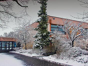 Die Mehrzweckhalle der Gemeinde Rannungen. Der äußere Anblick war am Freitag winterlich-idyllisch - doch bei der Bürgerversammlung konnte sie nicht geheizt werden. Foto: Dieter Britz