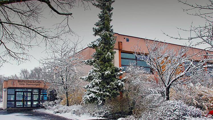 Die Mehrzweckhalle der Gemeinde Rannungen. Der äußere Anblick war am Freitag winterlich-idyllisch - doch bei der Bürgerversammlung konnte sie nicht geheizt werden. Foto: Dieter Britz