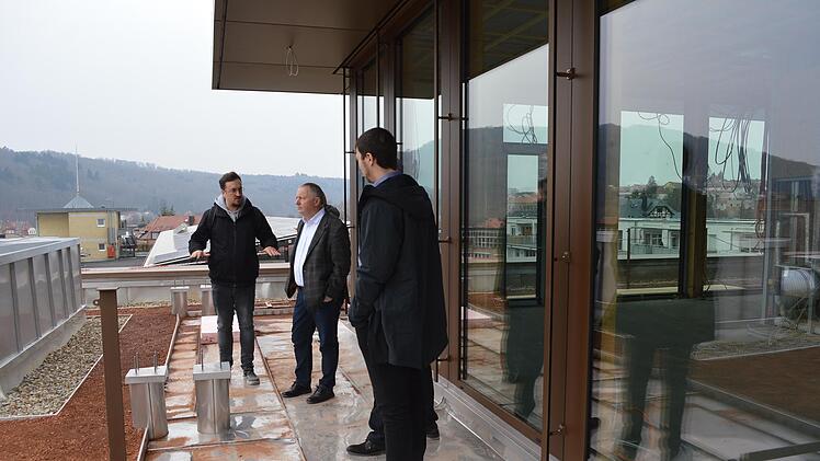Ortseinsicht im März 2022: Landrat Thomas Bold unterhält sich mit den Fachleuten auf dem Dach des Telekomgebäudes, wo das Zentrum für Telemedizin (ZTM) die Musterwohnung Dein Haus 4.0. einrichten wird.