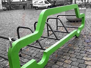 Eines der hervorstechendsten Teilprojekte innerhalb der Veränderungen in der Stadt: ein Radparkplatz, der nebenbei anzeigt, wie viel Platz ein Auto wegnimmt und wie viel Räder dort stehen können. Die Idee stammt aus England.  Fotos: Michael Busch