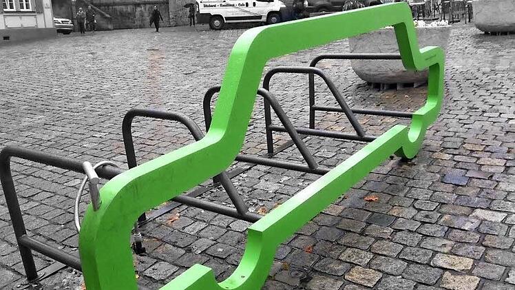 Eines der hervorstechendsten Teilprojekte innerhalb der Veränderungen in der Stadt: ein Radparkplatz, der nebenbei anzeigt, wie viel Platz ein Auto wegnimmt und wie viel Räder dort stehen können. Die Idee stammt aus England.  Fotos: Michael Busch