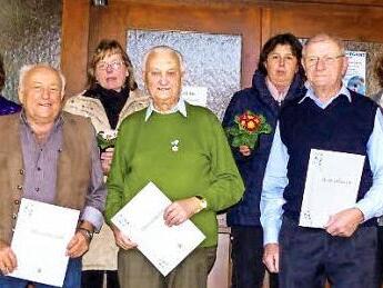 Sie durften sich über Ehrungen für 15, 25, 50 und 60 Jahre Mitgliedschaft freuen. Josefine Koller, Maria Wilhelm, Heidi Simon (hinten von links), Rudolf Simon, Hugo Mennel und Adrian Pflaum (von links). Es gratulierte Vorsitzende Carola Nitsch (rechts) Foto: Christian Ziegler