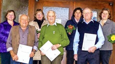 Sie durften sich über Ehrungen für 15, 25, 50 und 60 Jahre Mitgliedschaft freuen. Josefine Koller, Maria Wilhelm, Heidi Simon (hinten von links), Rudolf Simon, Hugo Mennel und Adrian Pflaum (von links). Es gratulierte Vorsitzende Carola Nitsch (rechts) Foto: Christian Ziegler