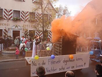 Bei der Gestaltung der Umzugswagen hatten die Ortsburschen und -madla viel Einfallsreichtum bewiesen. Foto: Sonja Werner