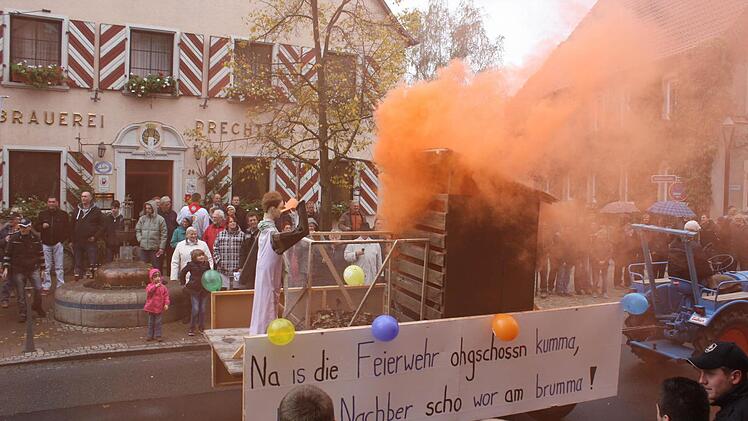 Bei der Gestaltung der Umzugswagen hatten die Ortsburschen und -madla viel Einfallsreichtum bewiesen. Foto: Sonja Werner