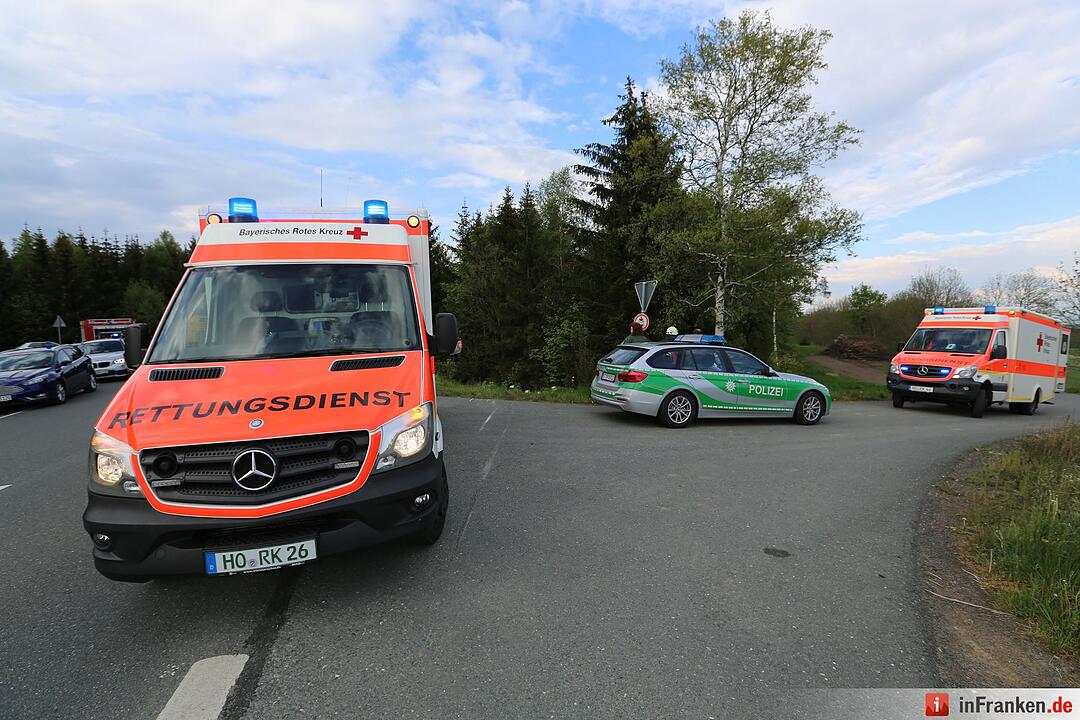 Motorradfahrer kommt von Fahrbahn ab und stuerzt Boeschung hinab