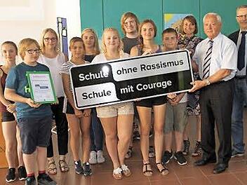 Die Viktor-von-Scheffel-Realschule in Bad Staffelstein gehört zu den über 60 Schulen in Oberfranken, die beim Projekt "Schule ohne Rassismus - Schule mit Courage" dabei sind. Foto: Gerda Völk