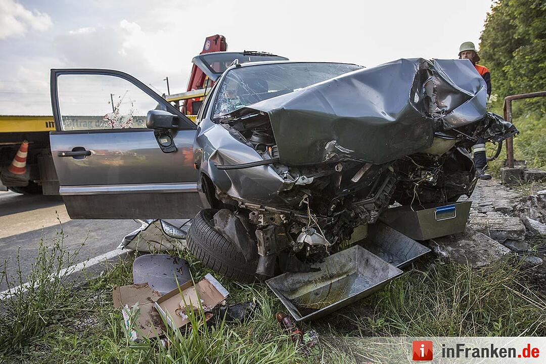 Auto prallt in Ottendorf gegen kleine Brücke