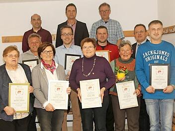 Langjährige Mitglieder des TSV Rossach wurden mit Ehrennadeln und Urkunden ausgezeichnet. Foto: Michael Stelzner