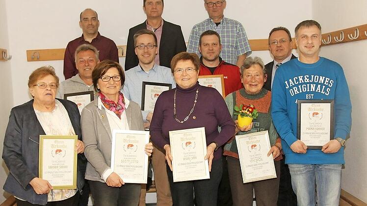 Langjährige Mitglieder des TSV Rossach wurden mit Ehrennadeln und Urkunden ausgezeichnet. Foto: Michael Stelzner