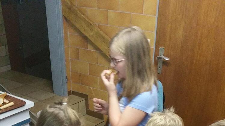 Der frisch geschleuderte leckere Honig war die erste Belohnung bei dieser Ferienexkursion, das Brot mit Honig war ein Genuss. Foto: K.- H. Hofmann