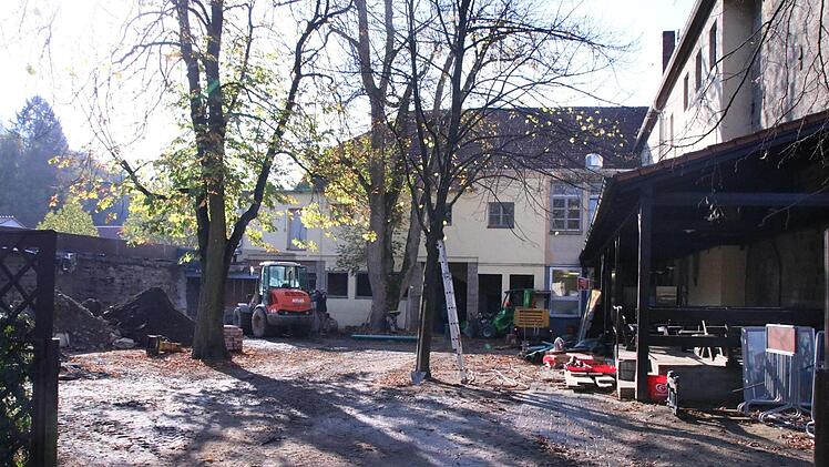 Anfang November: Sonnig ist es zwar, aber der Biergarten ist derzeit Baustelle und somit etwas unwirtlich. Soll sich aber freilich ändern mit der neuen Biergartensaison.