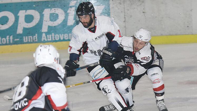 Haßfurts Jakub Sramek (rechts) beackert den Königsbrunner Spielertrainer und Ex-Nationalspieler Fabio Carciola. Im Vordergrund Michael Babkovic