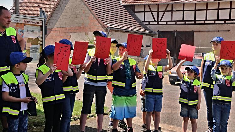 Florian ist unser Schutzpatron, zeigten die "Feuer-(B)engelchen" mit den Buchstaben.Helmut Will