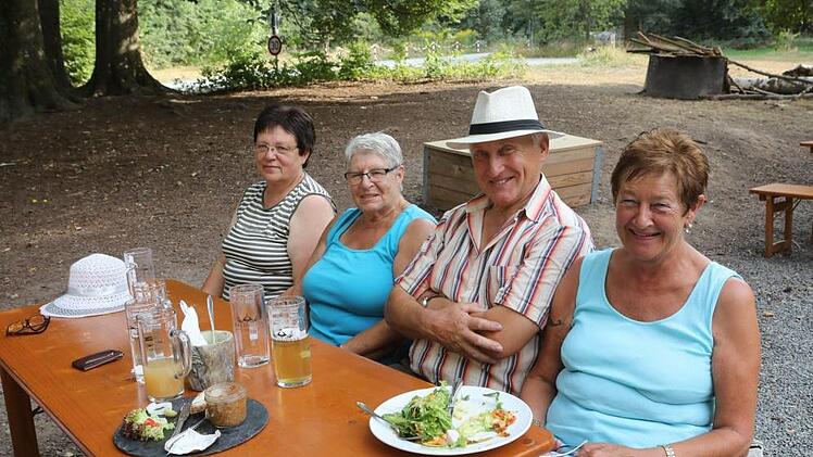 Auch diese Wanderer aus Gößweinstein und Umgebung machten Rast an der Waldhütte. Sie wandern jede Woche, erzählte Josef Wendler (2.v.r.). Foto: Barbara Herbst