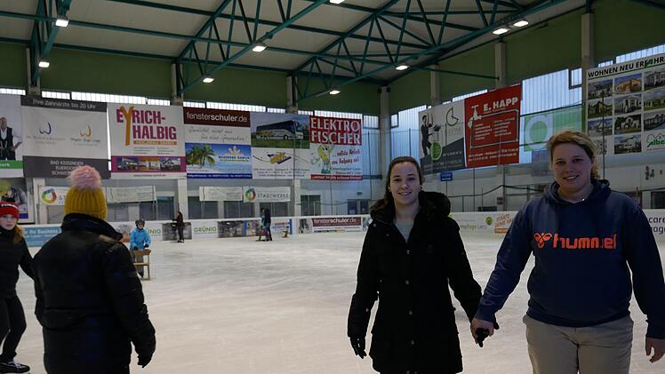 Jacky Singer und Ann-Kristin Themer erholen sich nach der Berufsschule beim Eislaufen.Heike Beudert