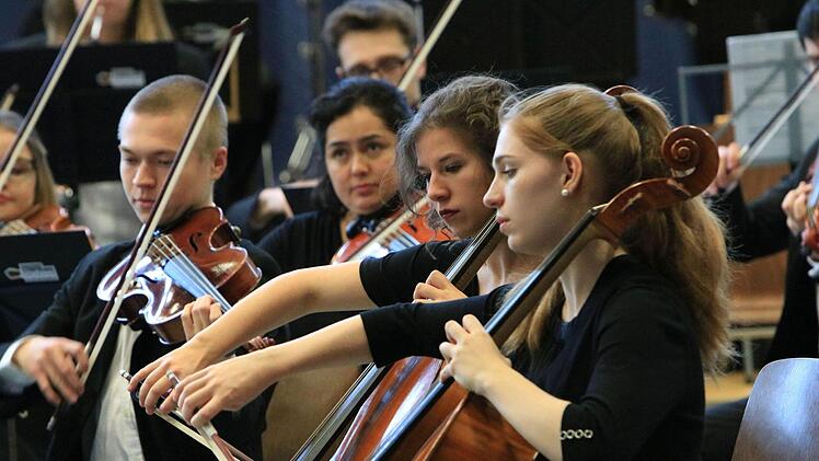 Begeisterten Beifall gab es beim Gastspiel des Jugendsymphonieorchesters Oberfranken in der Frankenhalle Neustadt. Umjubelte Solistin unter der Leitung von Till Fabian Weser war die junge Hornistin Sophia Reuter.Foto: Jochen Berger