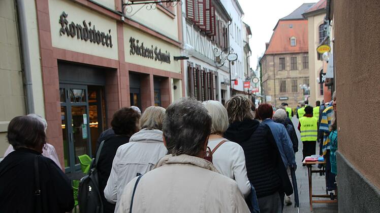 Durch die Gassen Bad Kissingens bahnten sich Musiker und Sympathisanten ihren Weg zum Rathaus.  Foto: Johannes Schlereth