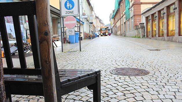 Die Bank an der Ecke Sparkassenstra&szlig;e/Ludwigstra&szlig;e wird - bei sch&ouml;nen Wetter - gerne genutzt. In der Innenstadt kommen nun weiter B&auml;nke hinzu. Foto: Julia Raab