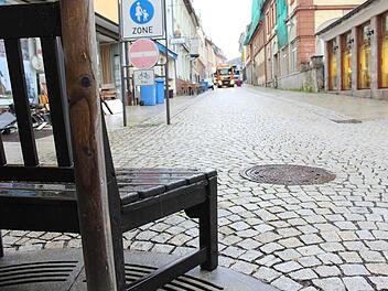 Die Bank an der Ecke Sparkassenstraße/Ludwigstraße wird - bei schönen Wetter - gerne genutzt. In der Innenstadt kommen nun weiter Bänke hinzu. Foto: Julia Raab