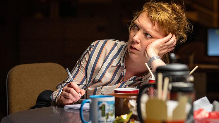 Melly (Lina Beckmann) befindet sich mitten in einer emotionalen Krise.