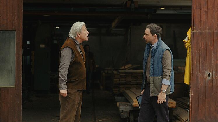 "Holzbaron" Karl Zenker (Michael Kind, links) und sein Sohn Heiko (Andr&eacute; Kaczmarczyk) sollen immer wieder Auseinandersetzungen gehabt haben. Heiko pr&auml;sentiert sich dennoch &uuml;berzeugend als tief trauernder Sohn, trotz allem sei Karl schlie&szlig;lich sein Vater gewesen.