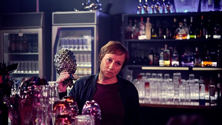 Die Tatwaffe ist verschwunden. Franziska Tobler (Eva L&ouml;bau) findet jedoch in der Diskothek einiges, das als Totschlag-Werkzeug geeignet gewesen w&auml;re.