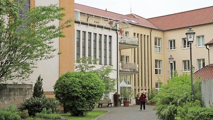 Das Betreute Wohnen in St. Michael ist eingebettet in den früheren Klostertrakt. Zur benachbarten Klosterkirche gibt es eine direkte Verbindung. Derzeit laufen Gespräche über die Zukunft der Senioreneinrichtung. Foto: Heike Beudert