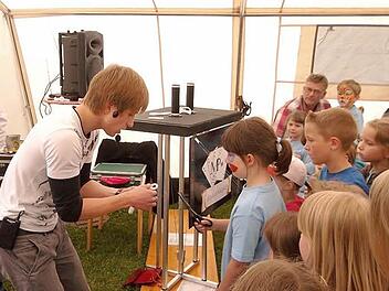 Patrick Breitenbach alias Magic Patrick versetzt mit seiner Zaubershow die kleinen Zuschauer in Staunen.