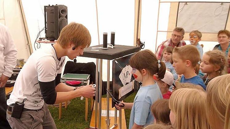 Patrick Breitenbach alias Magic Patrick versetzt mit seiner Zaubershow die kleinen Zuschauer in Staunen.