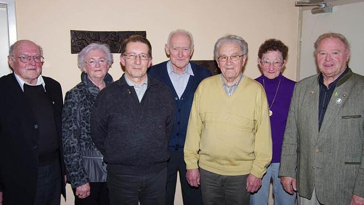 Geehrt wurden beim Rhönklub Garitz unter anderem (v.l.n.r.) Pfarrer a. D. Arno Stöcklein, Rosemarie Albert, Erwin Henz, Hans Thierauf und Max Kiefl und Waltraud Gradert, rechts Manfred Mußmächer  Foto: Klaus Werner