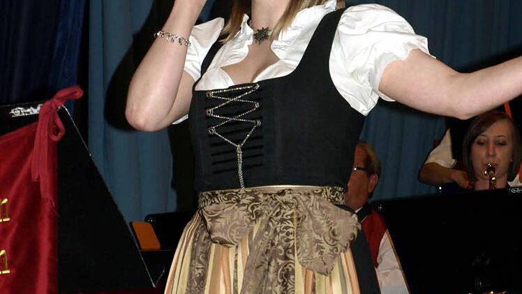 Yvonne Welscher bei ihrem Solodebüt mit "Atemlos" von Helene Fischer.